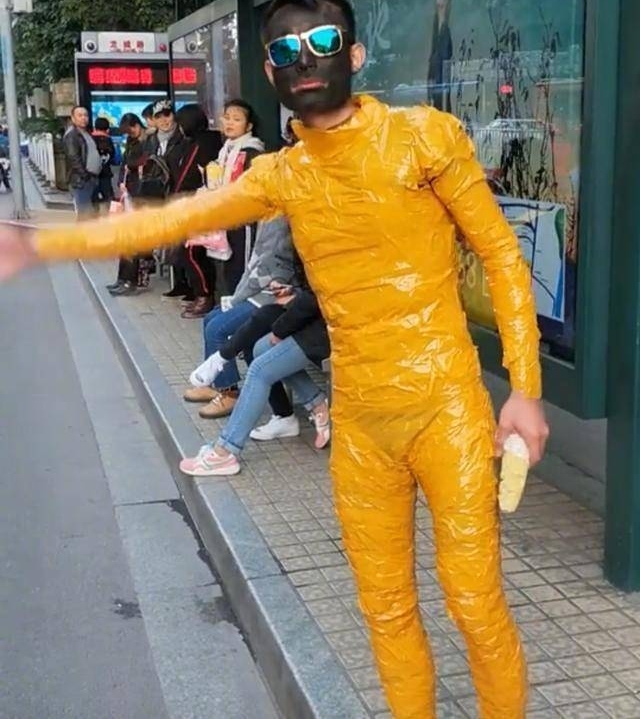 男子用胶带缠满全身自制保暖衣,称其效果异常好,唯一就是没口袋