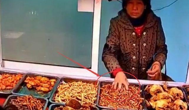 老太到肉食店买牛肉,监控拍下令人羞耻的一幕
