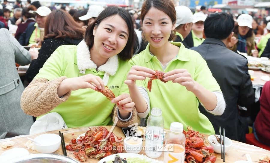 江苏金湖:4000人同吃龙虾宴 场面壮观