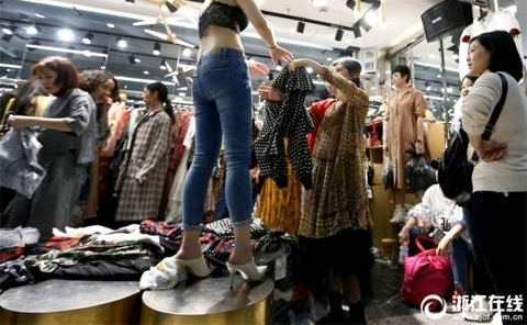 穿版模特月入过万 商户“真人试衣”线下营销创新模式