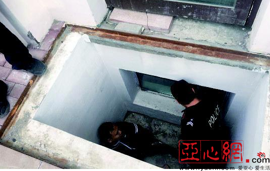 乌鲁木齐一小伙坠入采光井民警协力救出他