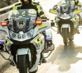 破窗、喷辣椒水,交警怒砸了这辆逆行车!视频有点刺激…