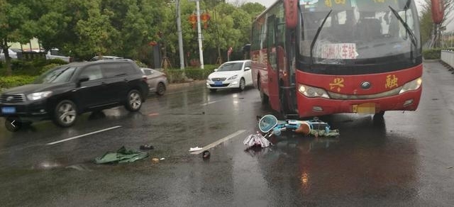 福州福峡路上电动车越护栏横穿机动车道,客车躲闪不及撞翻骑手