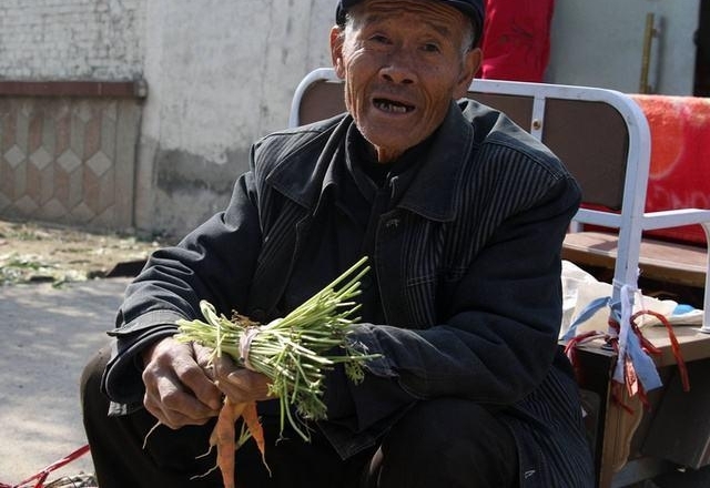 贫穷老父生病三个儿子都不管,老父掏出一破碗,三个儿子踏破门槛