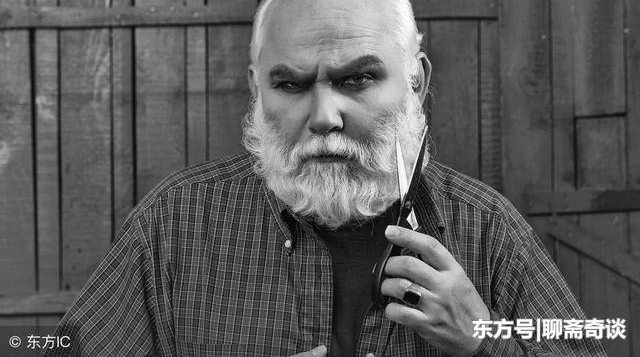 女子走夜路遇怪老头拦路,问他是谁,老头说:我是你老公