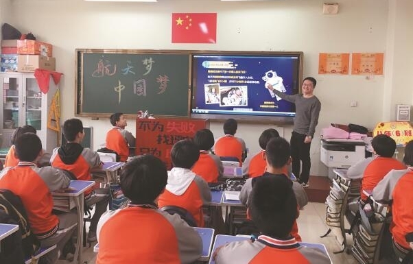 哈工大百名航天博士生走进中学课堂 2000余名学生学习航天知识