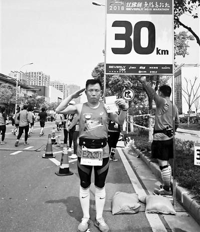 父亲带去世女儿护照跑完马拉松:替她完成未了心愿