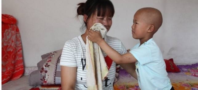 5岁重病孩子为哭泣的妈妈擦泪:妈妈,我不治了,你们别伤心了
