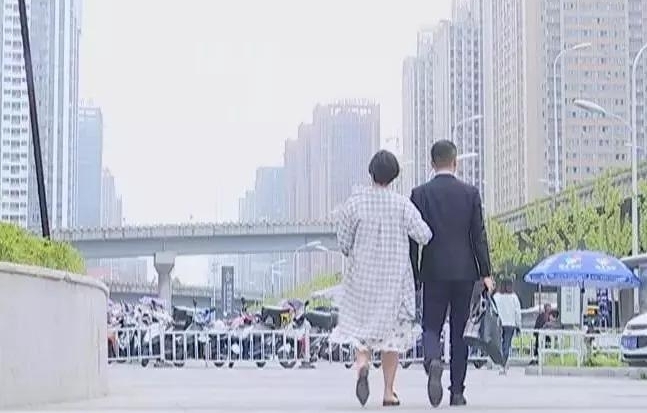 男子与锛偼?杲伙紓合租后被劝办6张卡 2年后欠款40万