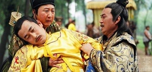宋明帝曾苦心劝谏少帝,少帝不听,胡作非为,连西宫财物也被抢夺