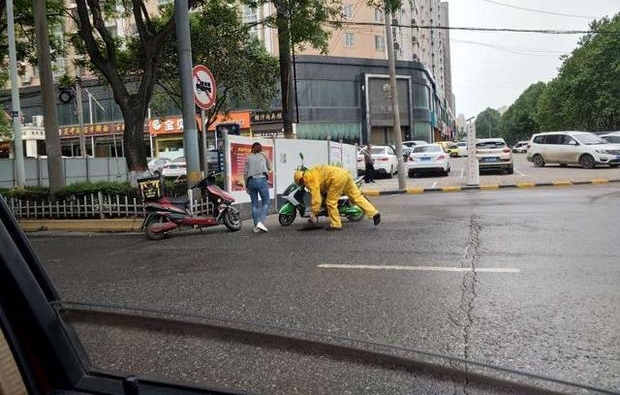 随拍:外卖小哥你慢慢地骑,小心前面的不如意