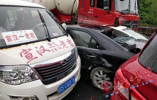 24日 达陕高速金银河隧道附近连发两起追尾事故 12车受损2人受伤