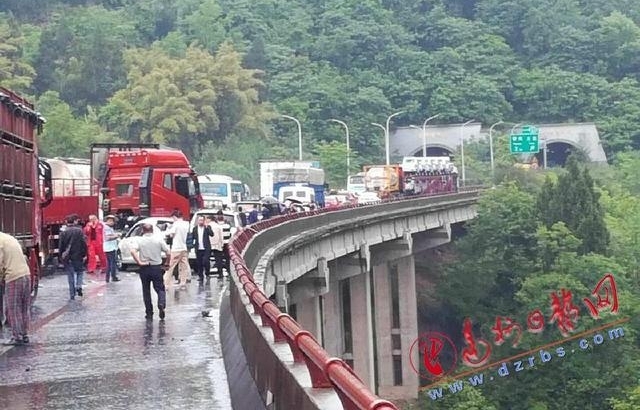 24日 达陕高速金银河隧道附近连发两起追尾事故 12车受损2人受伤