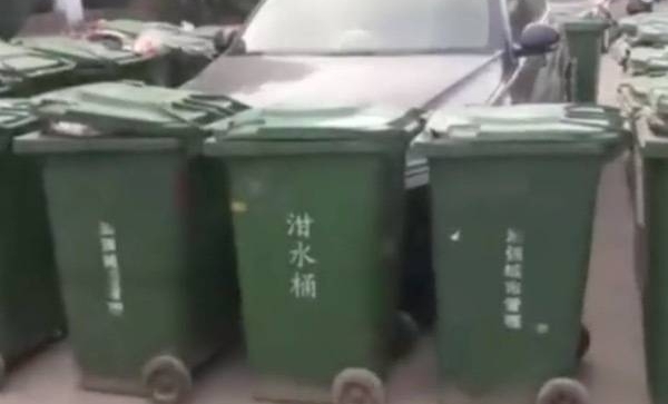 ������·��ͣ��5Сʱ����Χ��44������Ͱ��������һĻ�����±�