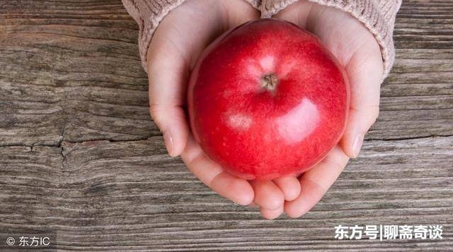女子走夜路遇怪老头拦路,问他是谁,老头说:我是你老公