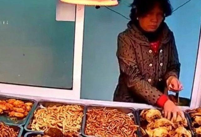 老太到肉食店买牛肉,监控拍下令人羞耻的一幕