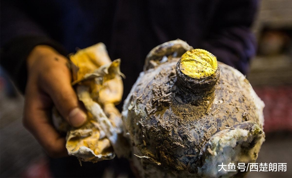 小伙子被许偷喝美酒月入8000 却称暗无天日不干了