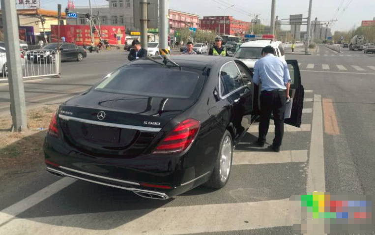 无牌车走公交车道被扣,司机:我车300多万,你们也敢扣?