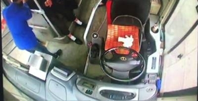小伙子扶了一把 姑娘打急救电话 公交顺路送回家……