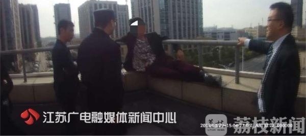 “公主抱”解救轻生男 民警:“我给你温暖给你拥抱”