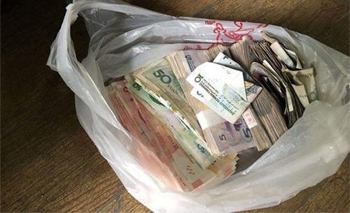饭店大厨为还卡债监守自盗 被抓时还在数偷来的钱
