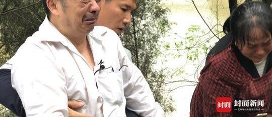 网约车司机跪女儿养父坟前:她是我们两兄弟的女儿