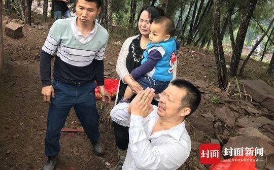 网约车司机跪女儿养父坟前:她是我们两兄弟的女儿