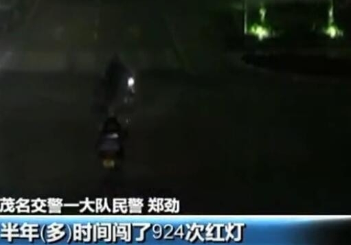美团外卖小哥半年闯红灯924次 面临十几万罚款 网友: 厉害