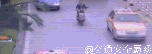 轿车突然开门,致摩托司机倒地被碾身亡