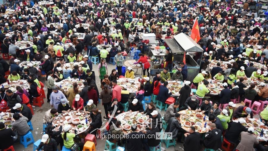 江苏金湖:4000人同吃龙虾宴 场面壮观