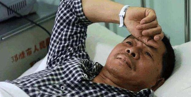 男子因害怕相亲8年不归家,知道原因的那一刻,老父亲已经不行了