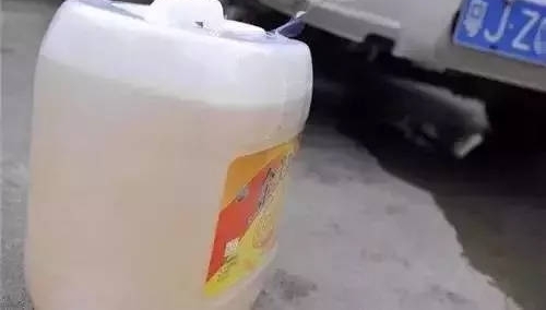 神坑队友!男子油加油枪喷出大火,将喷嘴扔向兄弟