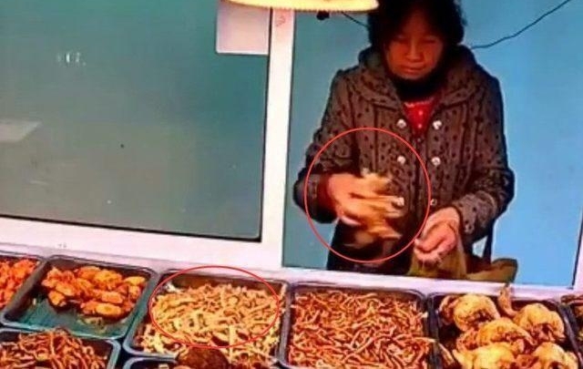 老太到肉食店买牛肉,监控拍下令人羞耻的一幕