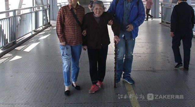 ������ͬ���ϲ���һ�㳡 �����и����˹���