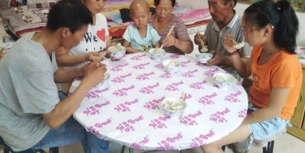 5岁重病孩子为哭泣的妈妈擦泪:妈妈,我不治了,你们别伤心了