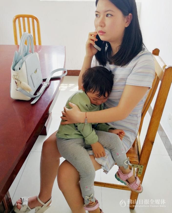 佛山2岁女童贪玩走失 热心女生推掉面试助其寻亲