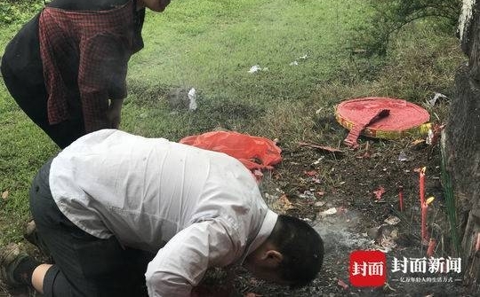 网约车司机跪女儿养父坟前:她是我们两兄弟的女儿