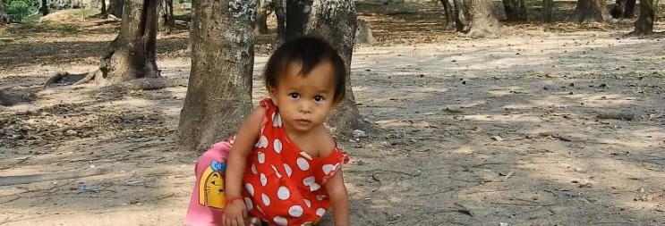 小妹妹在公园玩耍,没想到回家时猴子抱住女孩不让走,众人笑喷