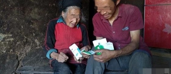 年近40的农村单身汉,手握10万不娶媳妇,只为老母造新房
