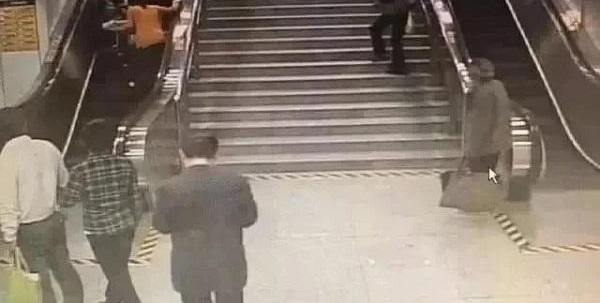 �Ϻ������� | �о����գ��ۿ�Ů�˿����������ĳ˿ͺ͹�����Ա��Ԯ��