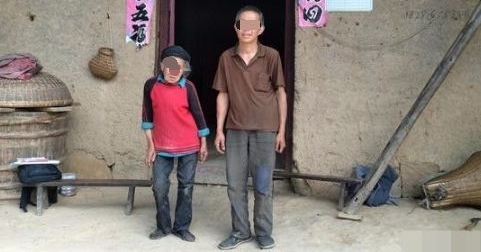 年近40的农村单身汉,手握10万不娶媳妇,只为老母造新房