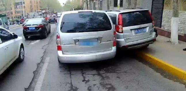 破窗、喷辣椒水,交警怒砸了这辆逆行车!视频有点刺激…