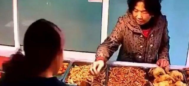 老太到肉食店买牛肉,监控拍下令人羞耻的一幕