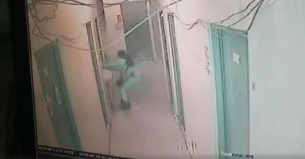 �ֲ�30�룡����Ⱥ�ⷿ�ߵ�ǿקŮ���ͣ������賿��ͨ��