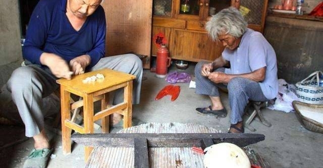 ����һ���¿�,ȥ������үȴ��ֹ����ȥɨĹ,��֪����޳�����
