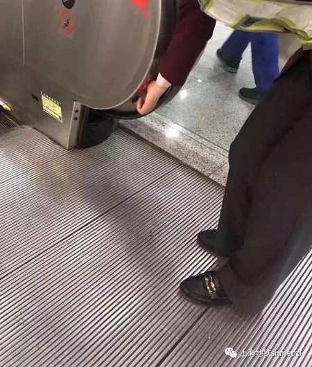 �Ϻ������� | �о����գ��ۿ�Ů�˿����������ĳ˿ͺ͹�����Ա��Ԯ��