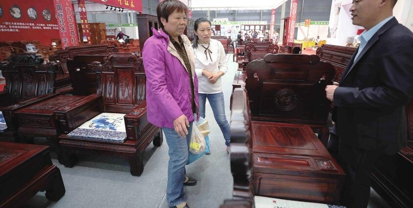 康博会今天上演“最后的疯狂”:名家书法零元起拍竞买 红木家具低至不到五折