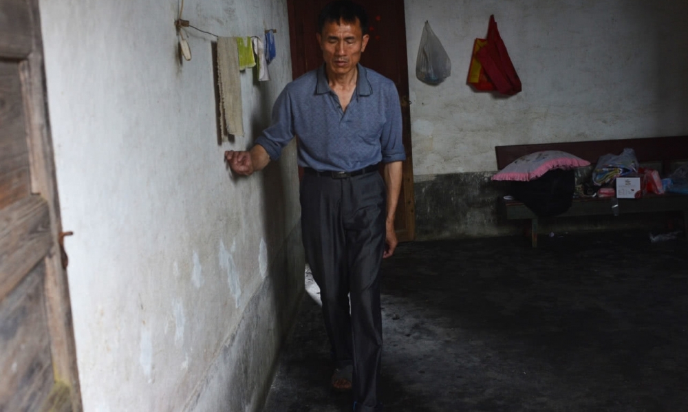 双眼失明老汉独自照顾着家里三个病人:烧饭做菜全靠摸索着完成