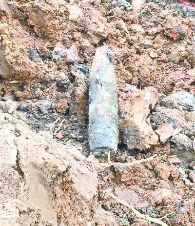 在建工地惊现炮弹 沌口警方快速处置