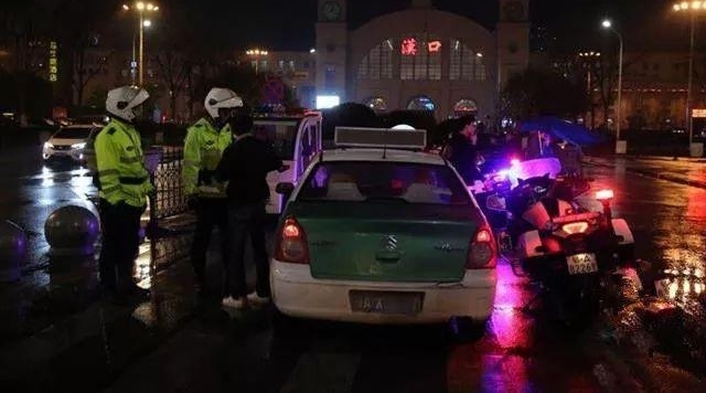 武汉整治两大火车站:查扣摩的千余辆,站街拉客望风而逃